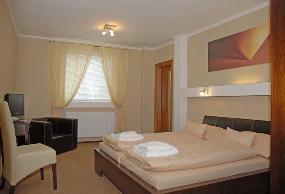 Hotel Galileo Жилина Экстерьер фото